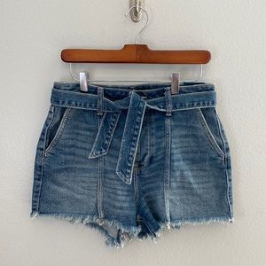 Hollister ultra high rise mom shorts 3” frayed hem belted waist size 7 NWT